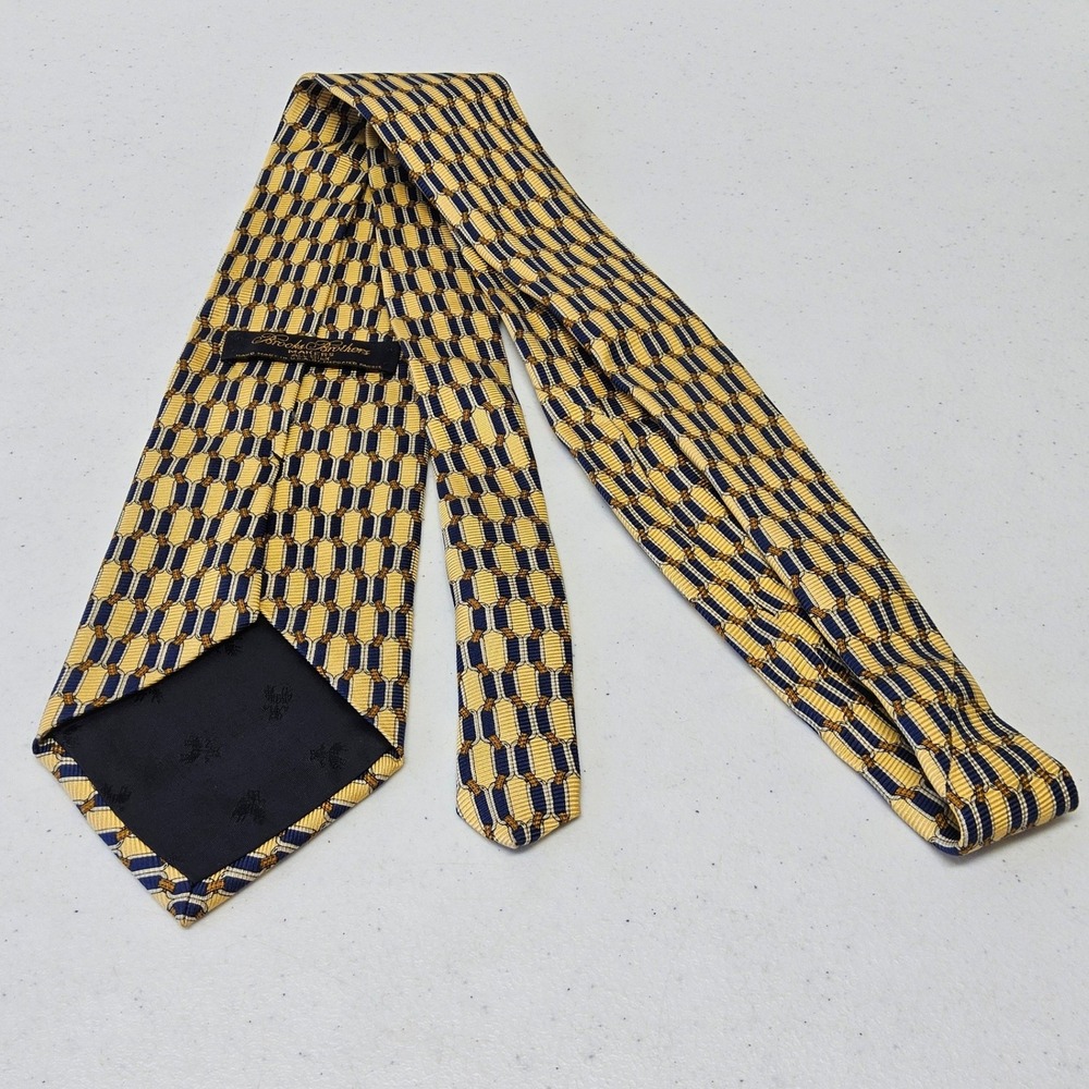 Brooks Brothers Silk Tie Mens Yellow Navy Blue Geometric Chain Link Makers USA - Picture 7 of 9